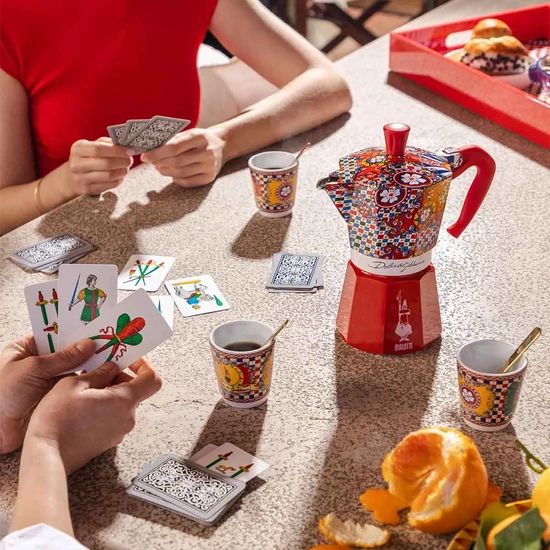 Bialetti Dolce&Gabbana Moka Express 2 adagos kávéfőző + 2db Dolce&Gabbana csésze,  aranyozott keverő szett díszdobozban