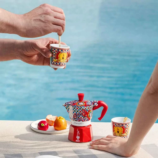 Bialetti Dolce&Gabbana Moka Express 2 adagos kávéfőző + 2db Dolce&Gabbana csésze,  aranyozott keverő szett díszdobozban