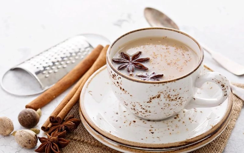 Nagy sláger ital a chai latte – Mi is az valójában, és milyen ízekben kapható?
